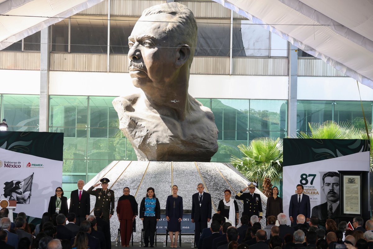 CFEmx's tweet image. La presidenta @Claudiashein firmó hoy, en el aniversario de la expropiación petrolera, los decretos de nuevas leyes y reformas destinadas a fortalecer a las empresas públicas del Estado en el sector energético, @Pemex y la CFE. 

Entre los instrumentos legales firmados se…