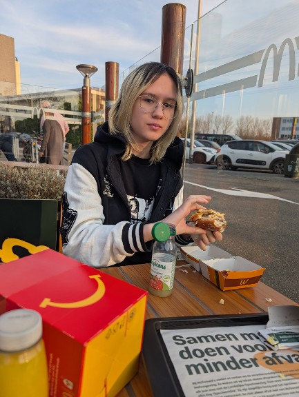 Help mee en deel! De 13-jarige Renata is sinds zaterdag 15 maart #vermist. Ze is voor het laatst gezien op de Grauwe Polder in #EttenLeur. Ze heeft een slank postuur en is ongeveer 1.70m lang. Heb jij haar gezien? Neem dan contact op met de politie.
 politie.nl/vermist/vermis…
#kind