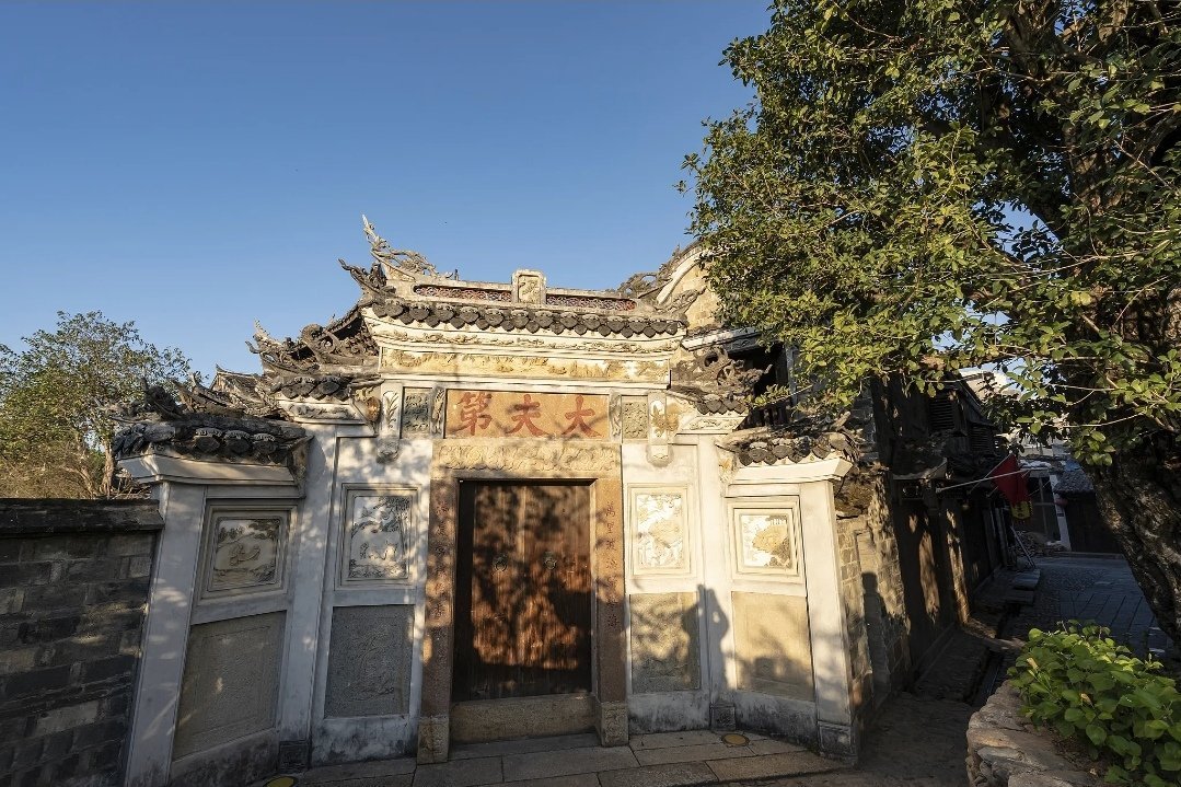 There are three hanzi "大夫第" above the door.
大夫(Dafu) refers to officials, and 第(Di) is a respectful name for residence.
大夫第(Dafu Di) is a name for the residences built by senior officials in ancient China. This name is used to show social status.