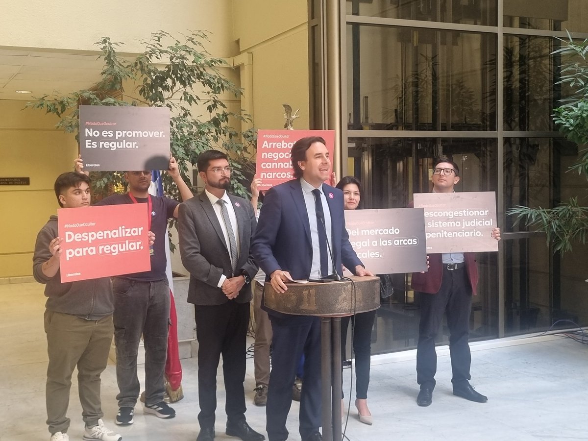 Jorge Espinoza Cuellar (@espinozacuellar) on Twitter photo AHORA El candidato presidencial del Partido Liberal, Vlado Mirosevic propone legalizar la marihuana.
<a href="/Cooperativa/">Cooperativa</a> AHORA El candidato presidencial del Partido Liberal, Vlado Mirosevic propone legalizar la marihuana.
<a href="/Cooperativa/">Cooperativa</a>