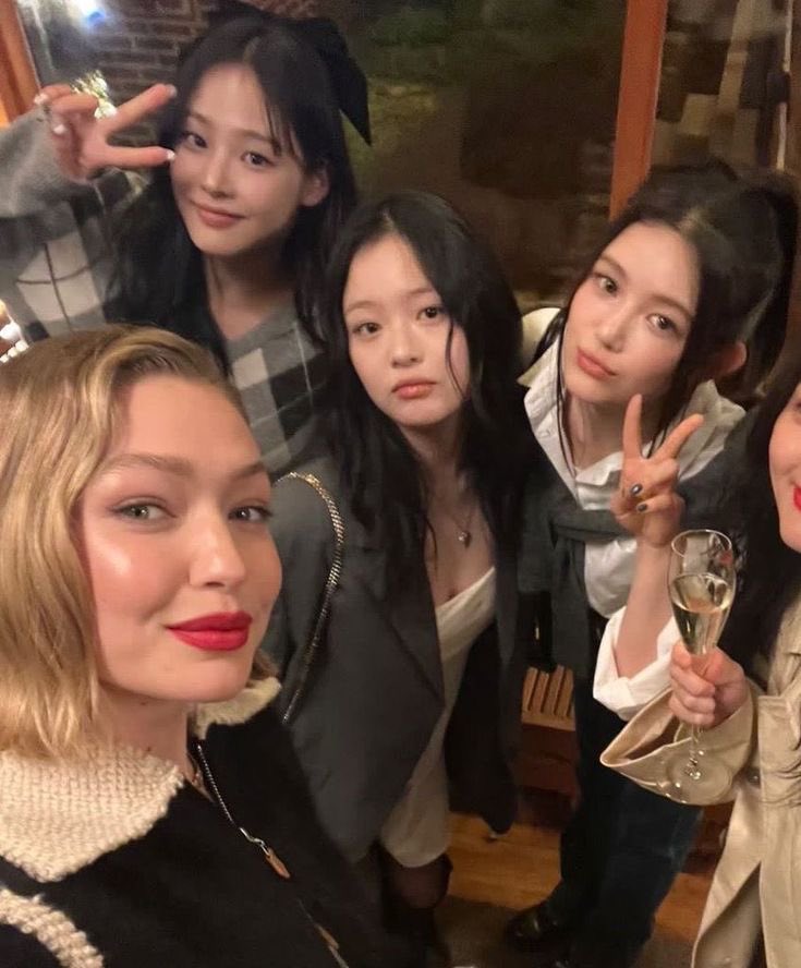 haerinskumu's tweet photo. Unnies with gigi hadid and jennie 
Maknaez at home : https://t.co/QXY8byjrbE