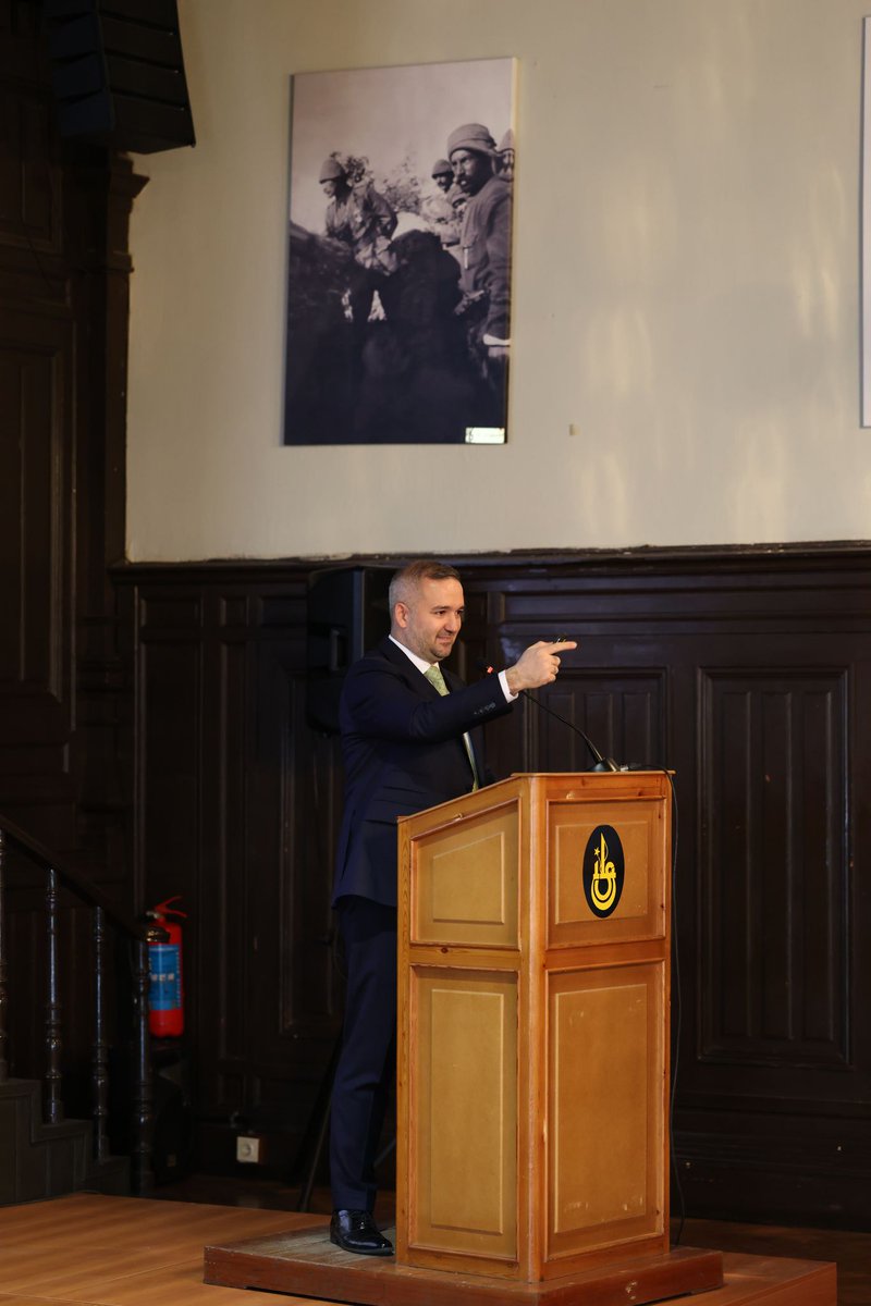 Başkanımız Sayın Dr. Fatih Karahan, 18 Mart Şehitleri Anma Günü ve Çanakkale Zaferi’nin 110. yıl dönümünde, “Sarı-Siyah” İstanbul Erkek Lisesi’ni ziyaret etti.
 
<a href="/yfatihkarahan/">Fatih Karahan</a> mezunu olduğu lisenin öğrencileriyle söyleşi yaptı.