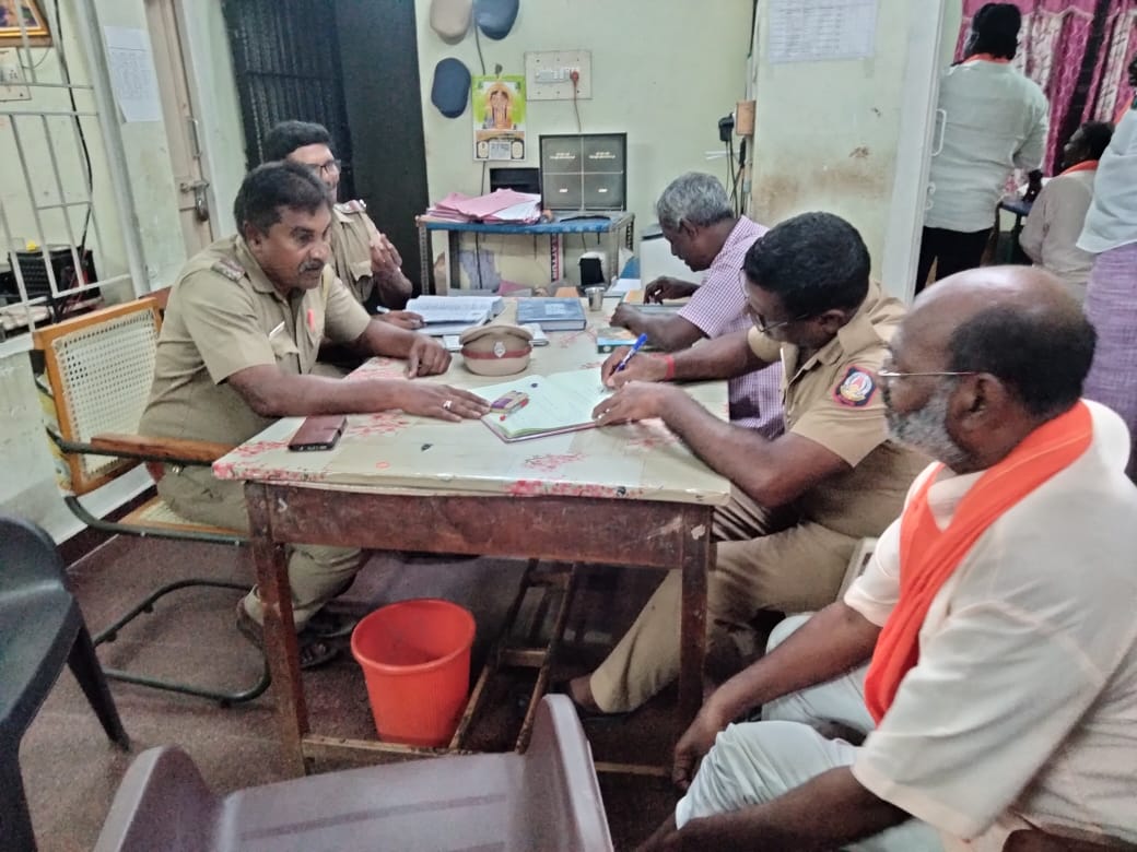 #DMKLiquorScam
திமுக வின் ஆயிரம் கோடி மதுபானம் ஊழலை கண்டித்து தமிழக முதல்வர் பதவி விலககோரி பாஜக சார்பாக தஞ்சாவூர் மாவட்டம் பாபநாசம் சட்டமன்ற  மெலட்டூர் நகரத்தில் நடந்த  போராட்டத்தில் கைது செய்து சிறை வைக்கப்பட்ட பொழுது. 
  நெய்தலூர் த.குணசேகரன் பணிக்கர்.
9944161302
#திமுக_ஊழல்