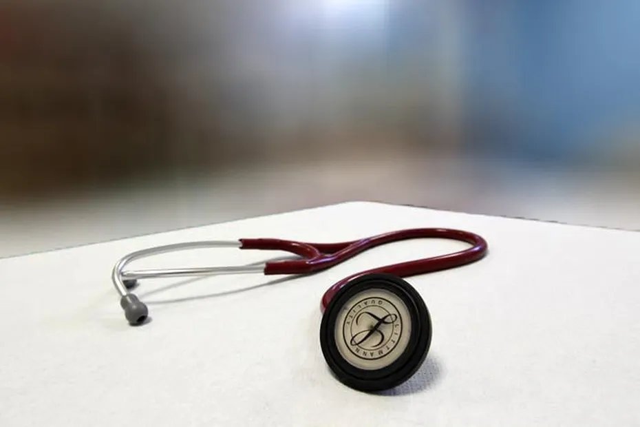 la1ere's tweet photo. 👨‍⚕️ Pénurie de soignants en Nouvelle-Calédonie : l’hémorragie continue

👉 Une centaine de médecins et infirmiers a quitté le territoire depuis les émeutes. Et ce nombre risque d’augmenter dans les prochains mois

📱💻 https://t.co/jQWX6SUhpm https://t.co/TqUS0DZ1MF