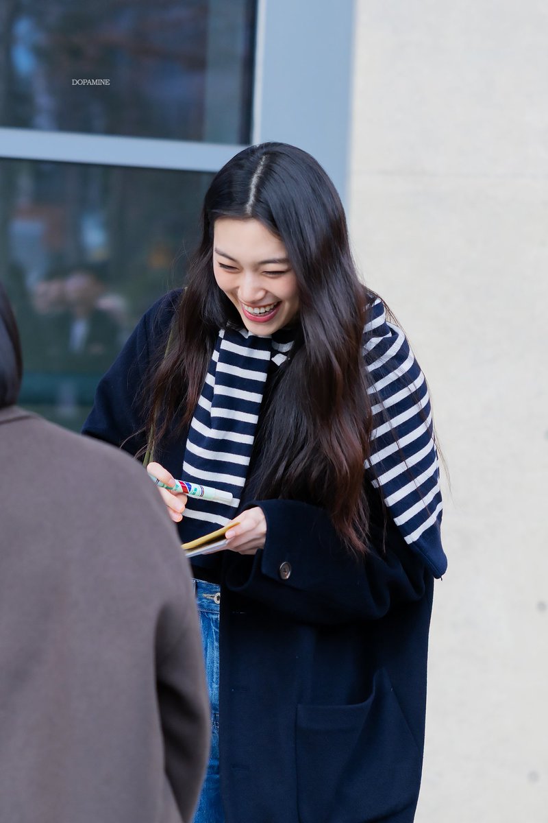 오늘따라 네가 
너무 보고싶다 생각했는데 
다시 생각해보니까 
너는 항상 보고 싶었다.
-황경신, 생각이 나서 中

#김도연 #도연 #kimdoyeon #doyeon