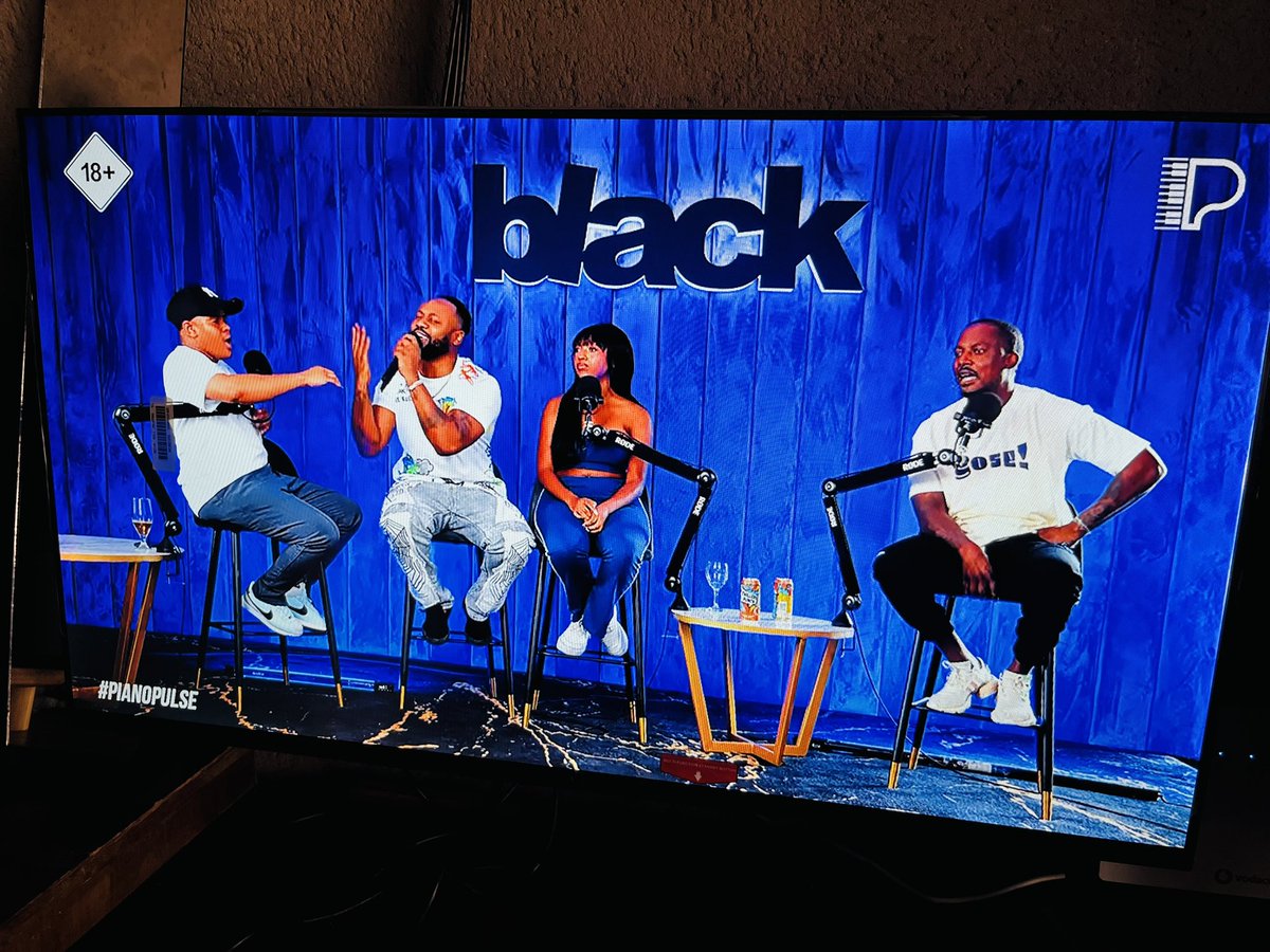 BusyBuzzerMuziQ's tweet photo. @podcastwithmacg just cancel this nonsense show S/O @ReasonHD for standing out for your women like that ✊ https://t.co/a4WqddWkvC