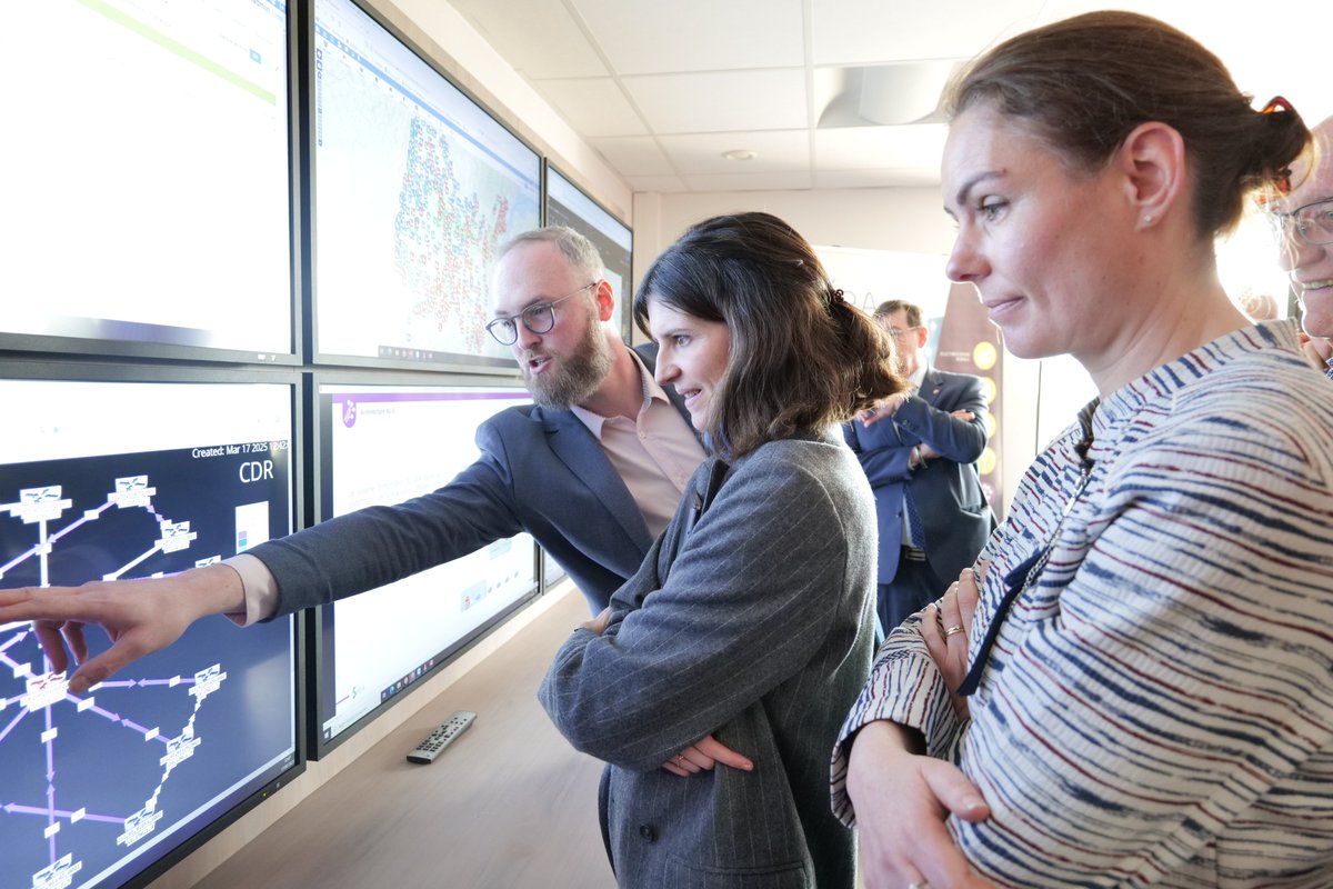 Prefet01's tweet image. 🔒 Focus sur la cybersécurité 🔒
Lors de sa visite dans l'Ain, @ClaraChappaz, ministre déléguée chargée de l’Intelligence Artificielle et du Numérique,  s'est rendue au centre hospitalier de Bourg-en- Bresse. Les personnels de l’hôpital sont revenus sur la cyberattaque dont ils…