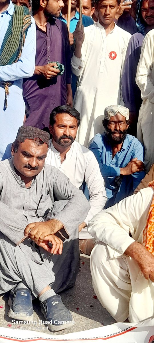 HazoorLagharii's tweet image. ڏھون ميل موري: توھان جي ھر غليظ سازش کي پوري دنيا آڏو ناڪام بڻائينداسين۔ 
Today's sat on after march from petrol pump to Puran Shaakh at 10 Mile Mori Distt: MirpurKhas 
#AwamiTehreek
#NoMoreCanalsOnIndusRiver