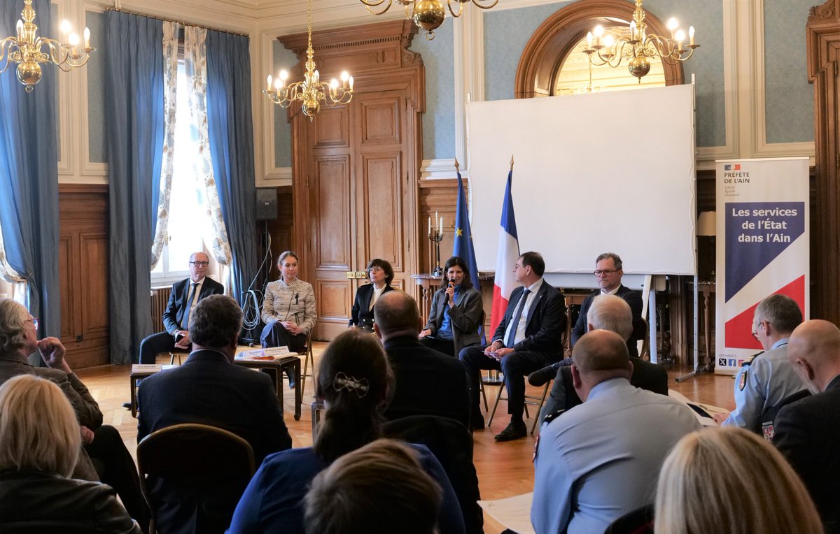 Prefet01's tweet image. 🔒 Focus sur la cybersécurité 🔒
Lors de sa visite dans l'Ain, @ClaraChappaz, ministre déléguée chargée de l’Intelligence Artificielle et du Numérique,  s'est rendue au centre hospitalier de Bourg-en- Bresse. Les personnels de l’hôpital sont revenus sur la cyberattaque dont ils…