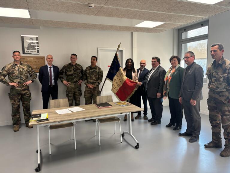 DSDEN du Gers (@dsden_32) on Twitter photo 5ème classe défense du Gers
Signature de la convention entre le 17ème Régiment du Génie Parachutiste de Montauban et <a href="/cite_Lannes/">Cité Scolaire MARECHAL LANNES</a> à Lectoure en présence de <a href="/farid_djemmal/">Farid Djemmal</a>, lundi 17 mars 2025
🇫🇷renfort des liens éducation & défense
🇫🇷 engagement, #Civisme,#Solidarité,#Citoyenneté 5ème classe défense du Gers
Signature de la convention entre le 17ème Régiment du Génie Parachutiste de Montauban et <a href="/cite_Lannes/">Cité Scolaire MARECHAL LANNES</a> à Lectoure en présence de <a href="/farid_djemmal/">Farid Djemmal</a>, lundi 17 mars 2025
🇫🇷renfort des liens éducation & défense
🇫🇷 engagement, #Civisme,#Solidarité,#Citoyenneté