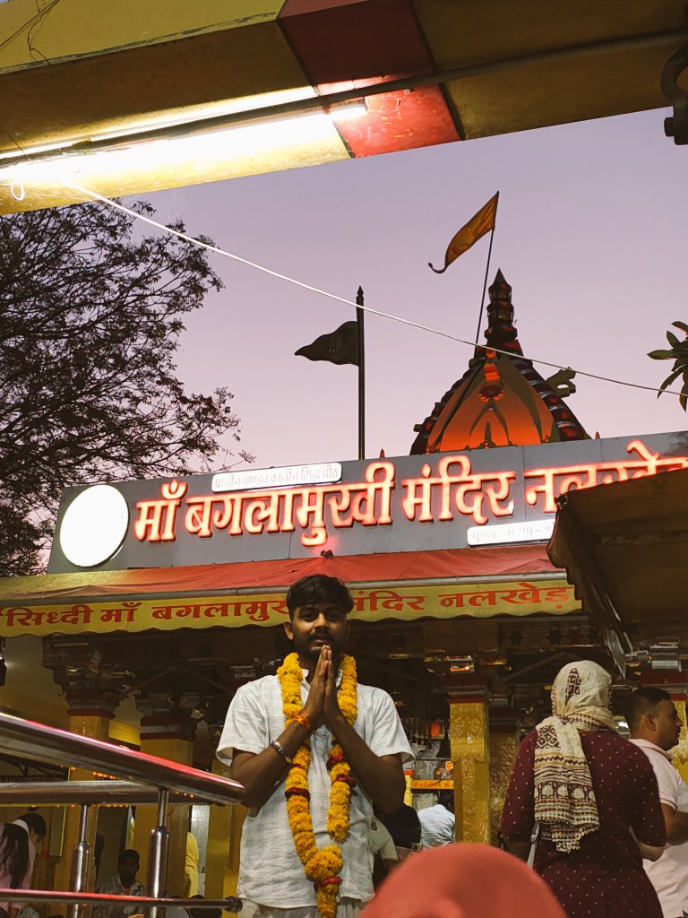 SanidhyaRaghu's tweet photo. आज माँ बगलामुखी सिद्धपीठ माँ पीतांबरा नलखेड़ा वाली माता जी के दर्शन करने का सौभाग्य प्राप्त हुआ परिवार के साथ || 

|| माँ का आशीर्वाद सदा बना रहे ऐसी ||

ॐ ह्लीं बगलामुखी सर्व दुष्टानां वाचं मुखं पदं स्तम्भय जिह्वां कीलय बुद्धिं विनाशय ह्रीं ॐ स्वाहा". ♥️🙏🏻 https://t.co/A7G30kqwXF