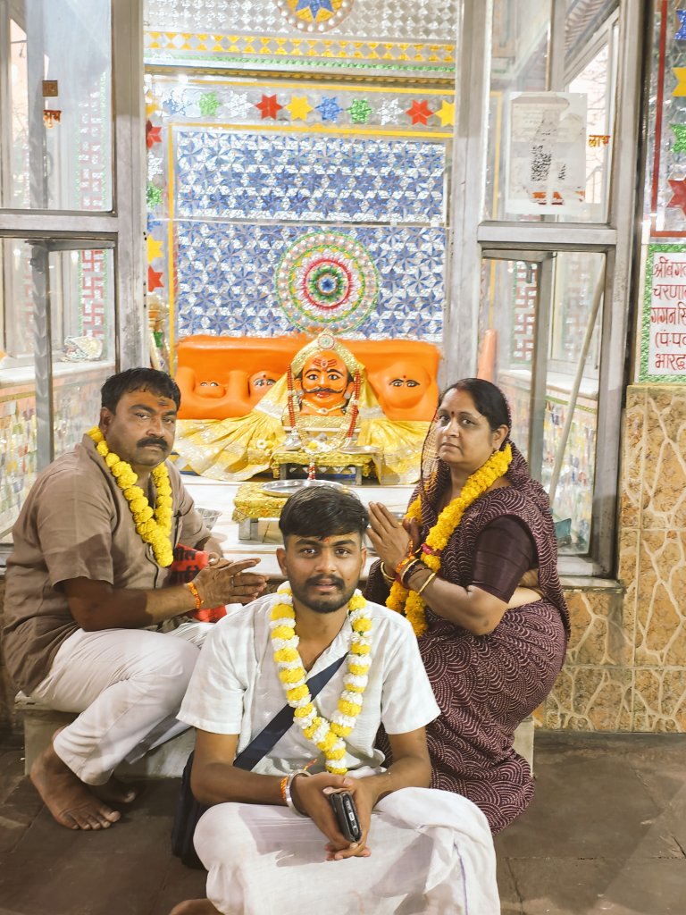 SanidhyaRaghu's tweet photo. आज माँ बगलामुखी सिद्धपीठ माँ पीतांबरा नलखेड़ा वाली माता जी के दर्शन करने का सौभाग्य प्राप्त हुआ परिवार के साथ || 

|| माँ का आशीर्वाद सदा बना रहे ऐसी ||

ॐ ह्लीं बगलामुखी सर्व दुष्टानां वाचं मुखं पदं स्तम्भय जिह्वां कीलय बुद्धिं विनाशय ह्रीं ॐ स्वाहा". ♥️🙏🏻 https://t.co/A7G30kqwXF