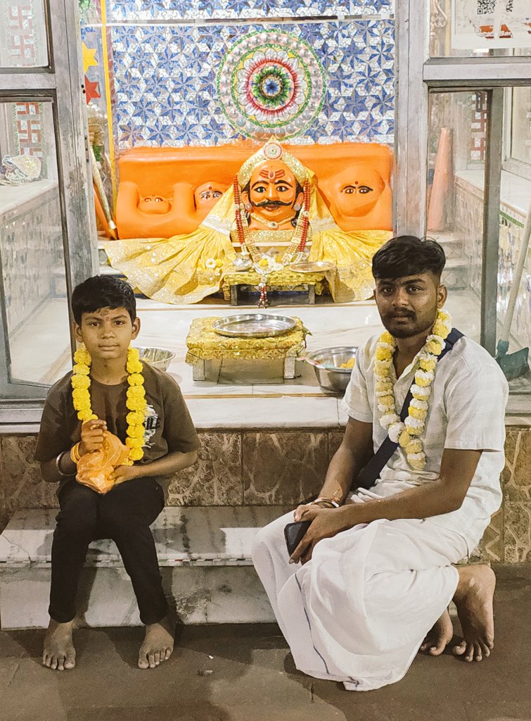 SanidhyaRaghu's tweet photo. आज माँ बगलामुखी सिद्धपीठ माँ पीतांबरा नलखेड़ा वाली माता जी के दर्शन करने का सौभाग्य प्राप्त हुआ परिवार के साथ || 

|| माँ का आशीर्वाद सदा बना रहे ऐसी ||

ॐ ह्लीं बगलामुखी सर्व दुष्टानां वाचं मुखं पदं स्तम्भय जिह्वां कीलय बुद्धिं विनाशय ह्रीं ॐ स्वाहा". ♥️🙏🏻 https://t.co/A7G30kqwXF