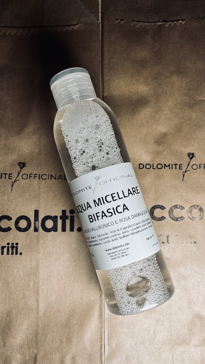 “Ti regalerò una rosa”
*
*
*
Nuova acqua micellare con acido ialuronico e rosa damascena.