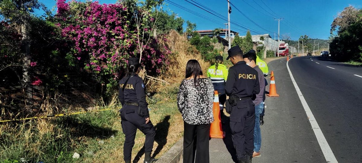 PNCSV's tweet photo. Un hombre y una mujer que se conducían en una motocicleta fallecieron en un accidente de tránsito en el km 45 ½ de la carretera Panamericana, en las inmediaciones del cantón Palo Negro, Coatepeque, Santa Ana Este. 

La imprudencia del motociclista, hizo que perdiera el control, saliéndose de la calle y chocó contra un árbol. 

La División de Tránsito está en el lugar.
