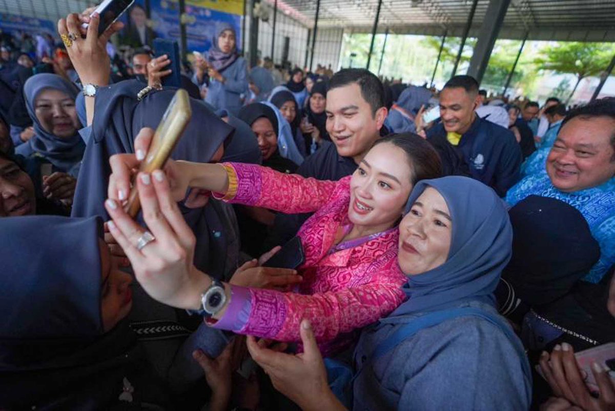 thai_tales's tweet image. Спорный план Таксина: выкуп долгов тайских семей частными компаниями! 🤔 Бывший премьер предлагает решение проблемы колоссальной задолженности (16,3 трлн батов!), но критики говорят о простом перекладывании проблемы. Подробнее: bamboopost.ru/2025/03/thai-d… #Т…