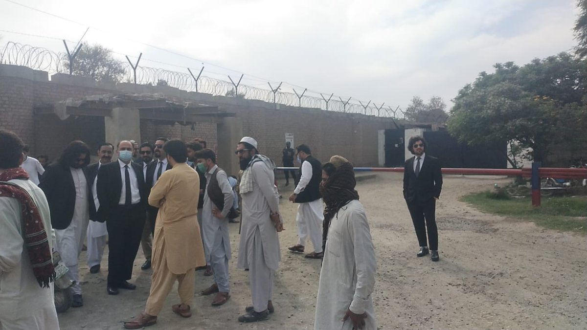 ptmkhyber's tweet photo. ملک نصیر کوکی خیل، پشتون قومی جرگہ کے رہنما، کو سینٹرل جیل ڈی آئی خان سے زبردستی اٹھا لیا گیا! یہ قانون، انصاف اور بنیادی انسانی حقوق کی کھلی خلاف ورزی ہے۔

ریاست دہشت گردوں کے بجائے ان لوگوں کو نشانہ بنا رہی ہے جو امن اور انصاف کی بات کرتے ہیں! #UnlawfulArrestOfMalakNaseer https://t.co/iI2UwGgNFi