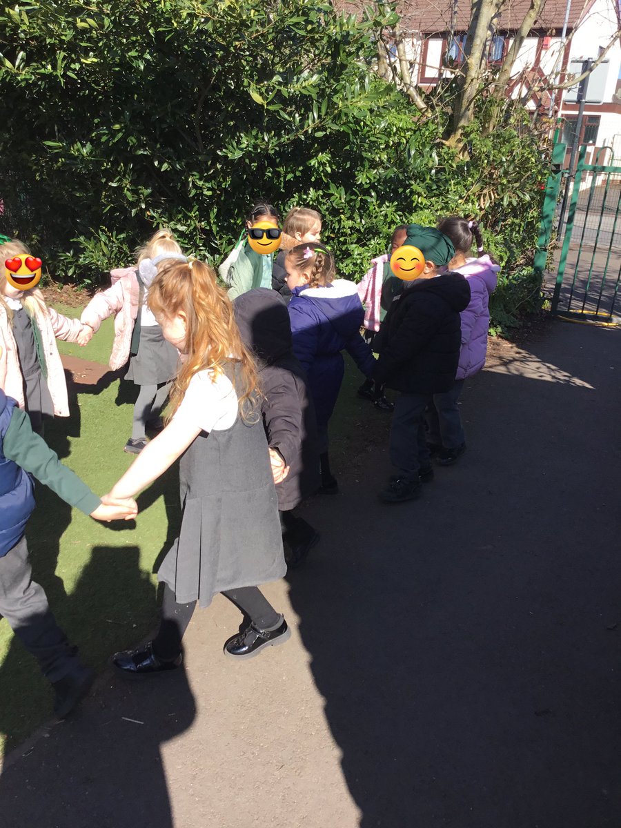 BentleyWestWS2's tweet image. EYFS are loving some ring games in the sunshine this afternoon! #BWReception #BWNursery #BWmusic #BWpshe #eyfs