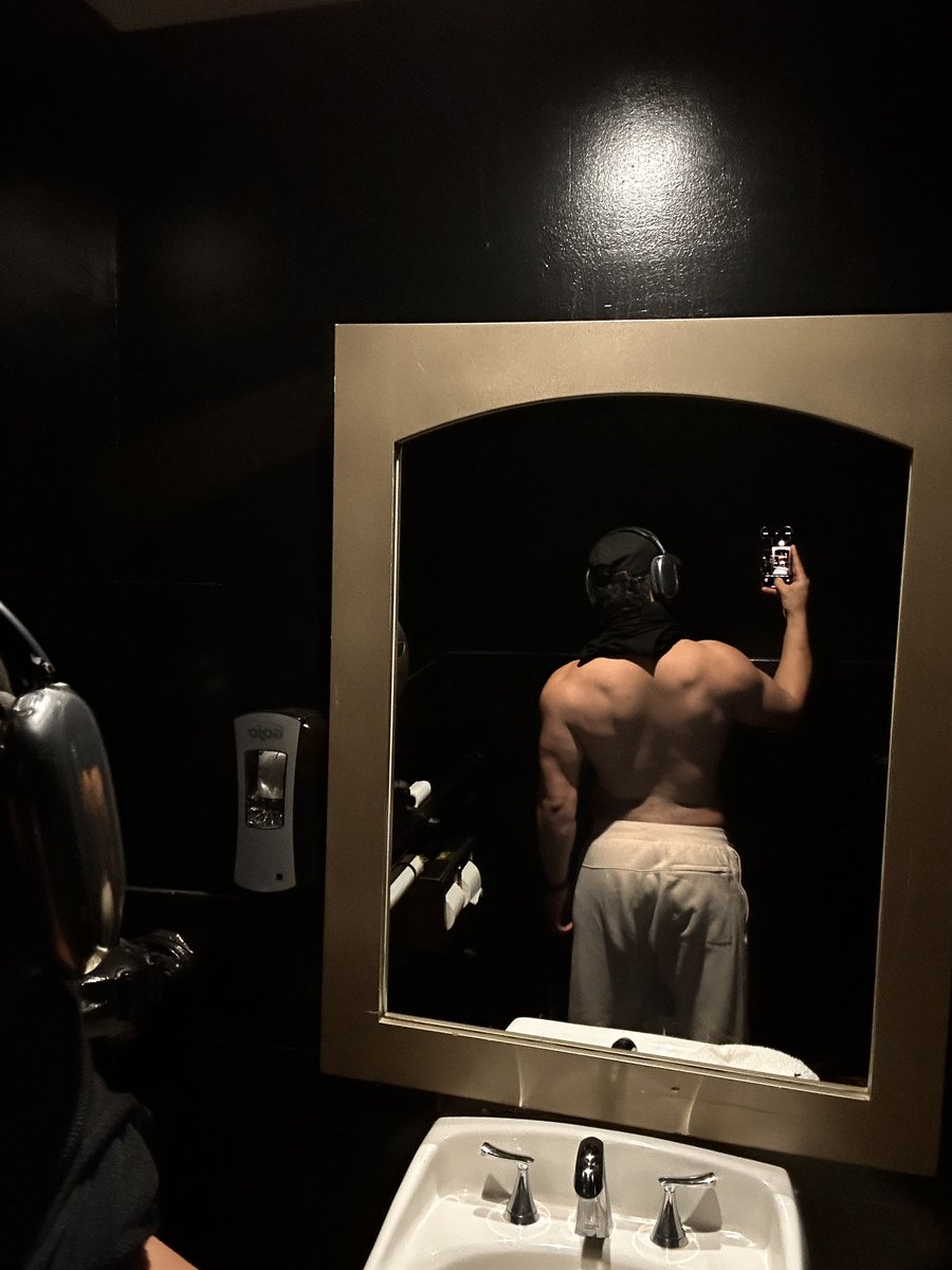 StuartGonzale's tweet photo. Papi I’m busy 
I’m working out rn ….. https://t.co/eVZU5qnAbo