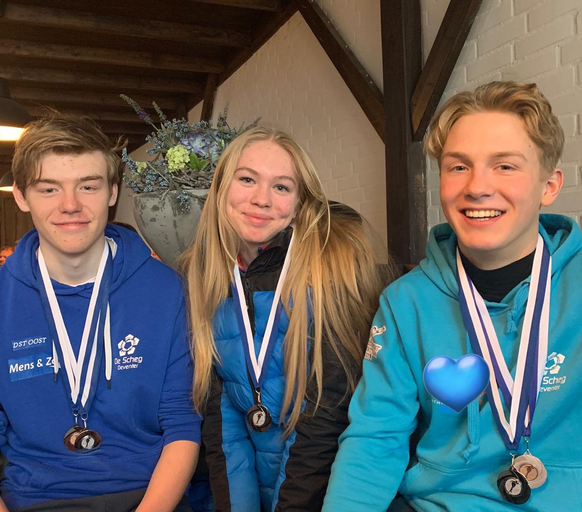 elviraSalet's tweet photo. #StedenToernooi2025 op @DeScheg
Friso en Kappers kwamen uit voor #DIJC Bakker voor #ijsverenigingZwolle resultaat een ‘nek vol medailles’ 😎❄️
#DevelopmentSprintTeamOOST💙
@Mac3Park Mens&Zo @DeScheg https://t.co/QLETAvzPHF @SportDeventer @Salland_1
📷 https://t.co/ijctNWl2En
