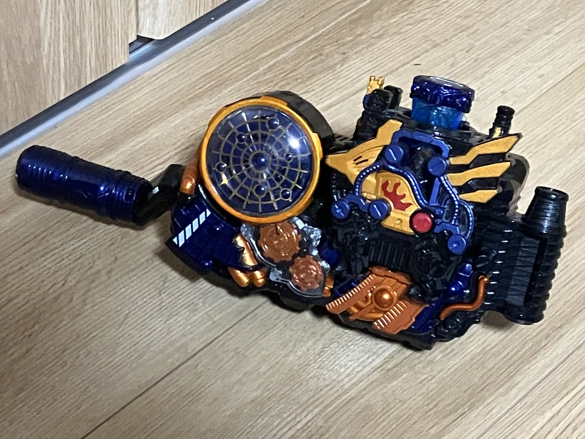 クローズドライバー&amp;バーニングドラゴンフルボトル

クローズ専用のドライバーでバーニングドラゴンフルボトルとクローズドラゴンを合わせて使うことでバーニングクローズに変身可能。

ビルドドライバーとエボルドライバーをニコイチでクローズドラゴンにカラーを合わせました。

#変身ベルト改造部