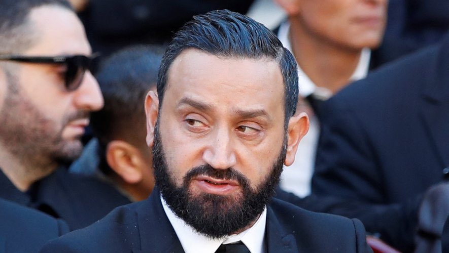 CerfiaFR's tweet photo. 🚨🇫🇷 ALERTE INFO | "Vous ne savez pas de quoi ils sont capables", "un mot à dire et demain on le retrouve dans un coffre". Menaces, tabassage... Mediapart révèle notamment que le manager de Malik Benthala aurait été tabassé dans sa loge pour un désaccord, notamment par un proche de Cyril Hanouna laissé passé dans les locaux. Une "mise à mort" selon un proche. Un ancien chroniqueur affirme que tout a été fait pour étouffer l'histoire, ce que l'avocat d'Hanouna dément. Son ancien chroniqueur Matthieu Delormeau aurait aussi été menacé par l'animateur en coupure pub (enregistrement écouté par Mediapart) : "T'aurais pas été mon ami, on est dans la rue tous les deux comme ça, je te mets en sang", après une altercation dans l'émission. Quand Matthieu Delormeau explique qu'il est à bout, fatigué d'être humilié, Cyril Hanouna se serait emporté et aurait lancé "je vais te frapper". L'animateur dément ces propos. Il aurait une "emprise dictatoriale" sur son équipe, selon une ancienne qui a témoigné, les menaces et violences étant d’usage. Plusieurs journalistes auraient aussi été menacés en interne, comme Hadrien Mathoux (Marianne), Franck Annese (patron Society) et Patrick Menais (réalisateur "Vu"), ce dernier ayant été "largué" de Canal+. Plusieurs articles de presse sur l'animateur auraient également reçu une pression, supprimés dans la foulée. L'avocat de Cyril Hanouna dément et conteste toutes ces accusations. (Mediapart)