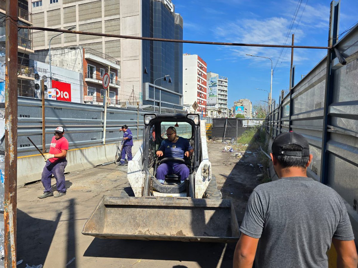 dievalen's tweet photo. Luego de un acuerdo con el Ministerio de Transportes de la Nación, ya estamos trabajando para reducir el obrador que quedó por el fallido soterramiento del ferrocarril Sarmiento sobre la avenida Rivadavia. Esto mejorará la seguridad vial y la limpieza en la zona! https://t.co/UBD7udt8Uq