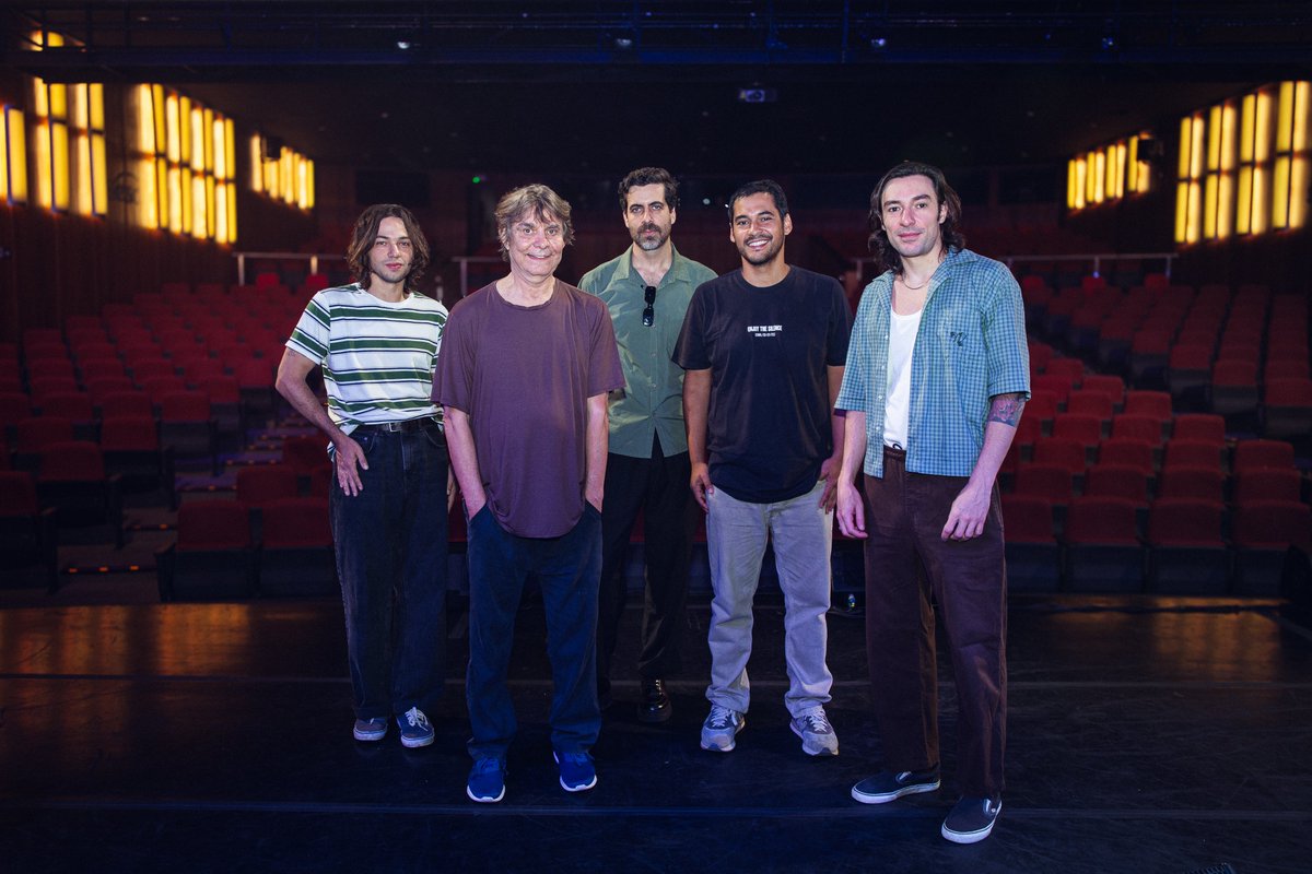 Trecho da matéria da <a href="/folha/">Folha de S.Paulo</a> 
A banda Terno Rei lançará seu quinto álbum, "Nenhuma Estrela", em 15 de abril. O novo trabalho terá participação de Lô Borges —que marca a primeira parceria musical do grupo. O cantor mineiro participará da faixa "Relógio". "Foi uma alegria imensa