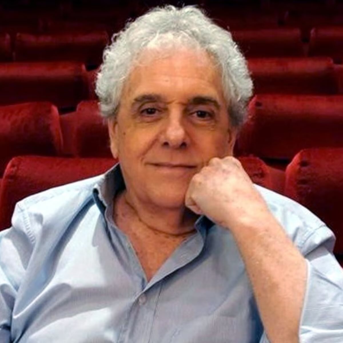 Augustocesar22's tweet photo. Murió Antonio Gasalla. El extraordinario actor tenia 84 años. Creador de inolvidables personajes como Mama Cora, Soledad Solari, Inesita, Yolanda, Barbara, Flora (la empleada publica), entre otros. Protagonizó una de las mejores peliculas del cine argentino como Esperando la Carroza. Actuó en La Tregua, Almejas y Mejillones y Dos Hermanos, entre otros filmes. El Mundo de Antonio Gasalla y el Palacio de la Risa fueron algunos de sus exitos en TV. Participó en 2 episodios memorables de Tiempofinal (Broma Pesada y El Fronterizo). En teatro la rompió con Mas Respeto que soy tu Madre durante años, por ejemplo. Se va un artista unico e irrepetible. Se termina una era del humor argento con su partida. Perdida irreparable para la cultura de nuestro pais. Un actor completo: drama y comedia. Brillaba en ambas facetas. Gracias por las risas y por las lágrimas. QEPD.