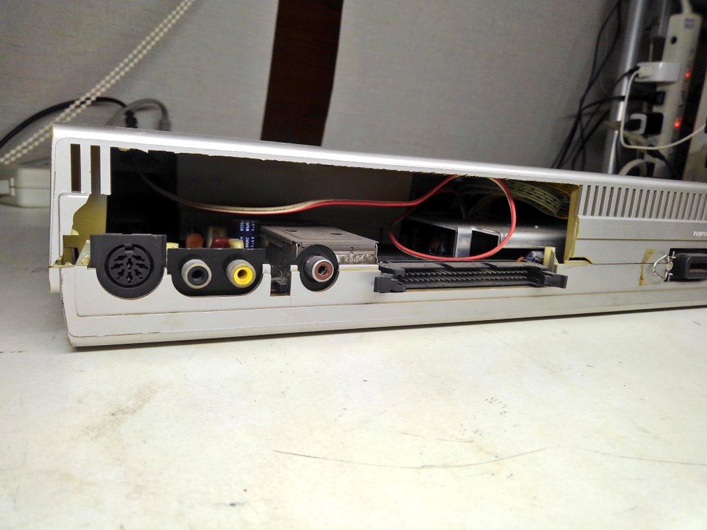 toshitada1973's tweet image. ソニーのMSX、HB-55だよ。いちいち凝ったデザインでかっこいいんだけど、背面のスリットが脆くて、多くの個体がプラスチックの劣化で破損しているよ。気を付けないとボロボロと壊れていく…#MSX #HB55