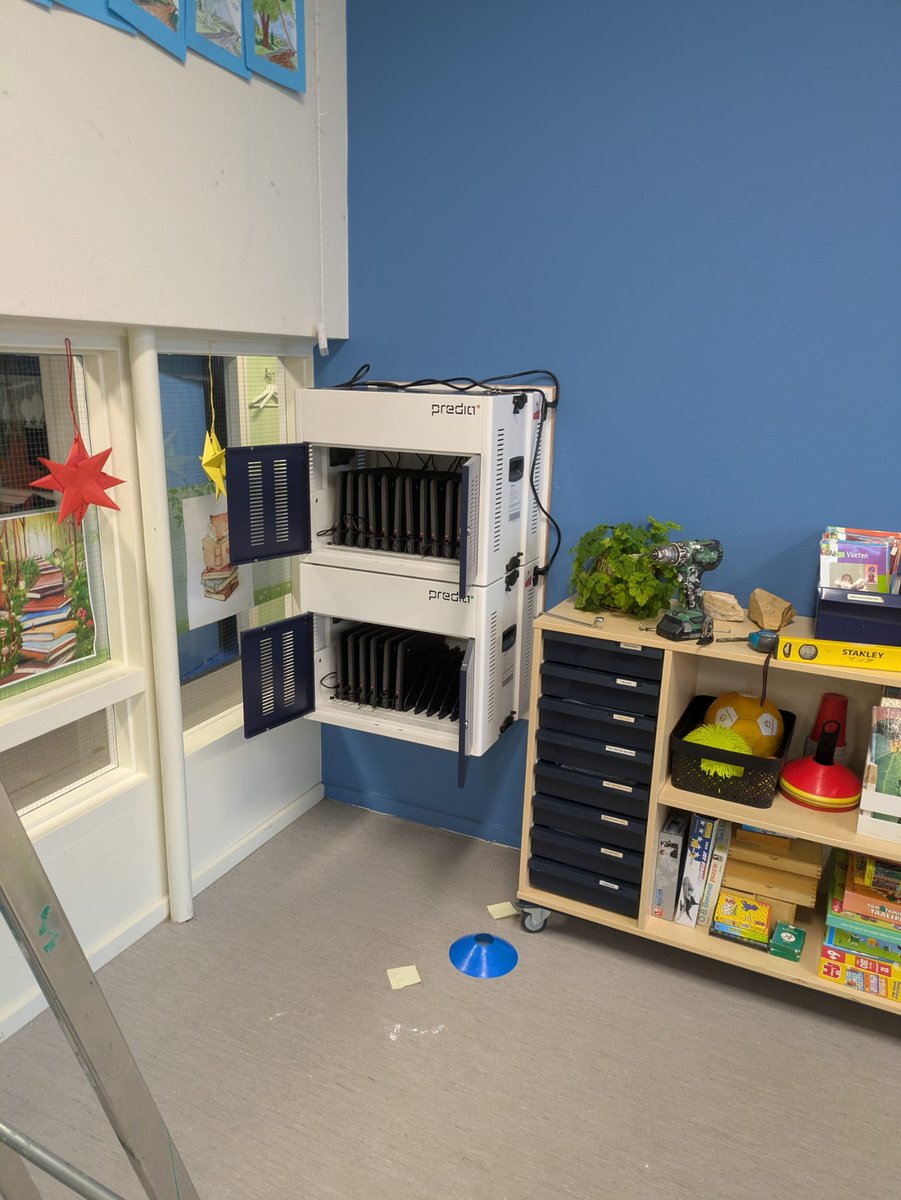 pdvmedia's tweet photo. Recent mochten we basisschool CNS Wouterswoude voorzien van 140 nieuwe chromebooks.
Het project omvatte de levering van de chromebooks en wandkasten. 
Hebt u interesse in een goedkope laptop voor thuis of school?
https://t.co/Uw978EE6is &amp; https://t.co/BxtF0XuekC https://t.co/1QNzSyH0uT