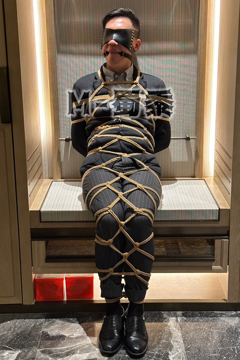 S“乖，要听话哦”
M-蜀黍摇头“呜呜呜”（不听不听）
S“不听话？脱你皮鞋挠你脚底”
M-蜀黍摇头“呜呜呜呜”（不要不要，我听）