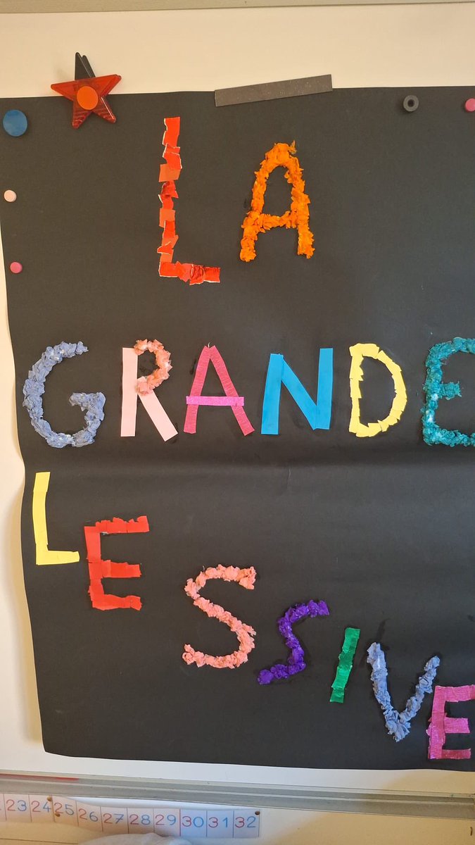 La tradition est respectée ! #arts #etendage #papiers!
La « grande lessive » c’est jeudi et de nombreuses classes vont venir étendre leurs œuvres à la #chapellesaintluc ! Mais en attendant la maternelle Voltaire propose son prélavage pour les parents de l’ #ecole #maternelle