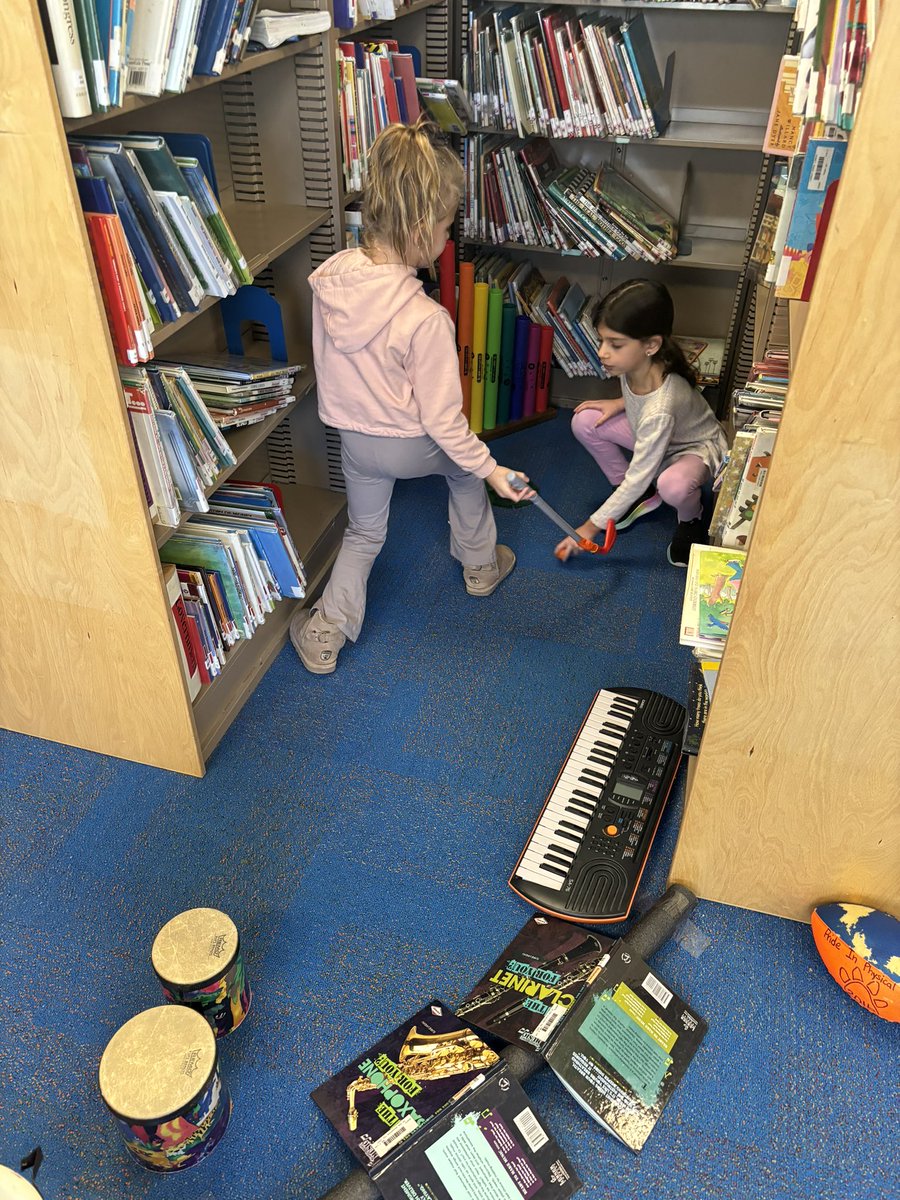 MrsHusstege's tweet image. Kindergarten takes their first ever turn at our #LibraryMiniGolf course @LincolnWPS ⛳️