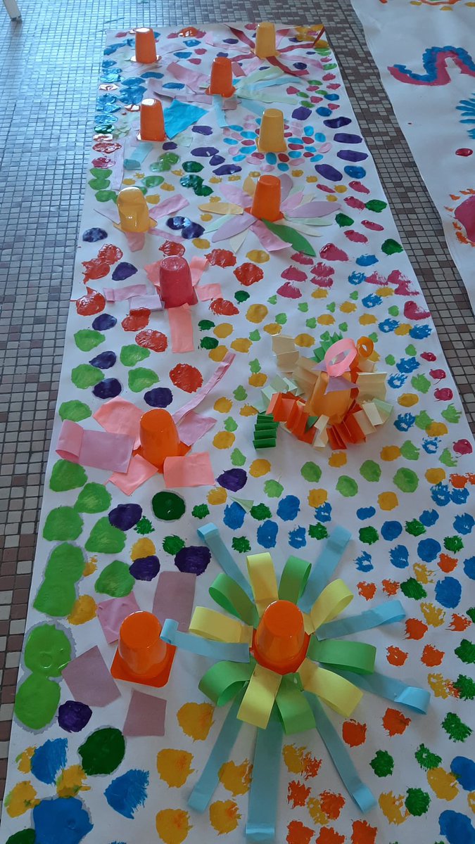 Workshop peinture et collage du côté des MS
Avec F  à la #maternelle Voltaire 10600 !