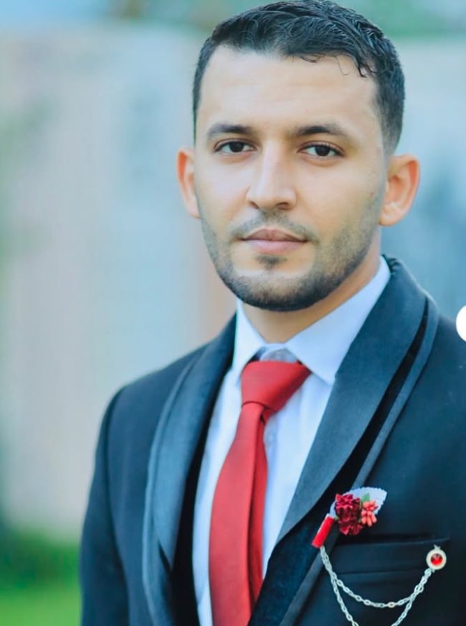 Bin_S_aeed's tweet photo. "أبو حمزة" ابن النصيرات لا أحد يعرفه إلا ابن عائلة ابوسيف
الناطق الرسمي باسم سرايا القدس كان شابا يشع أدباً وخلقاً وحياء، متفوقا في دراسته بارزا لامعا أينما حل وارتحل،
خطيبا مفوها، فصيح اللسان بليغ البيان، غزير المعرفة، كان يتحدث في أي موضوع في أي وقت متحدثا في الناس دون تحضير كأنما يقرأ من ورقة.