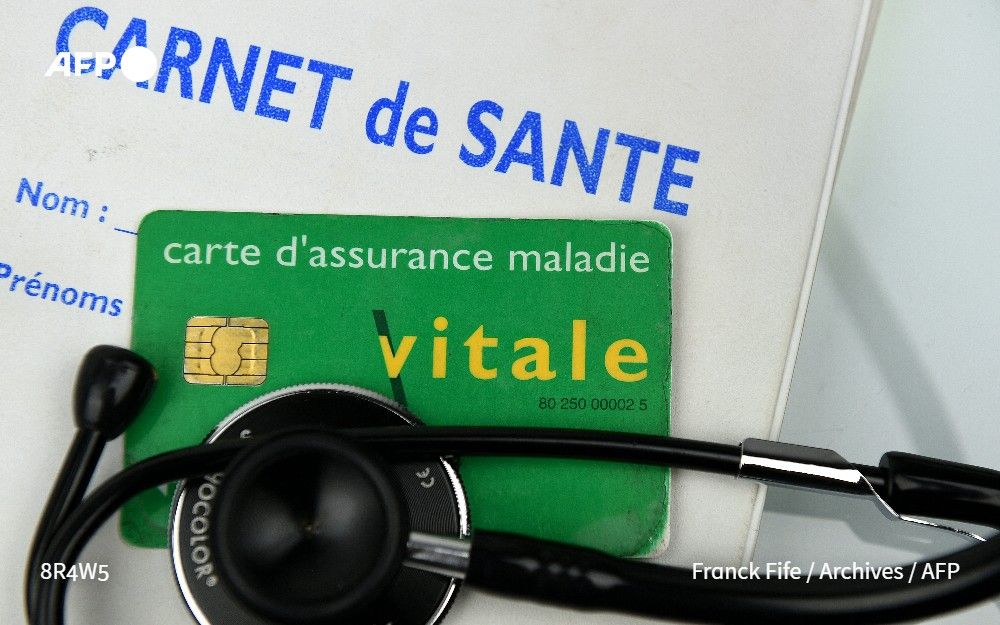 afpfr's tweet photo. 🏥 La carte Vitale sur smartphone peut désormais être téléchargée par tous les assurés sociaux disposant de l'application France Identité, en attendant une généralisation d'ici la fin 2025, ont indiqué le ministère de la Santé et l'Assurance maladie #AFP https://t.co/CyYaj5cit5