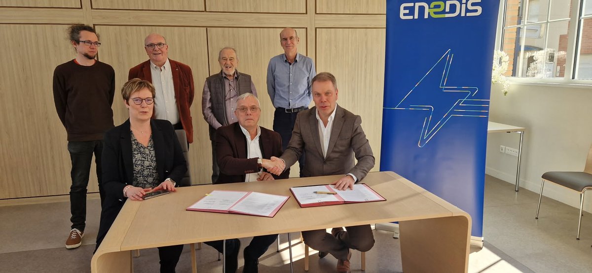 Sandrine (@husson51sandrin) on Twitter photo 📣Aujourd'hui, signature de la convention relative à une opération d'autoconsommation collective entre <a href="/enedis_car/">Enedis en Champagne-Ardenne</a> et la mairie de Bétheny 🤝. Quand produire de l'électricité⚡️et consommer localement l'énergie devient une réalité. <a href="/frederic_lajoux/">Frederic Lajoux</a> <a href="/BesserHannah/">Hannah Besser</a> <a href="/EtienneHausser/">Etienne Hausser</a> 📣Aujourd'hui, signature de la convention relative à une opération d'autoconsommation collective entre <a href="/enedis_car/">Enedis en Champagne-Ardenne</a> et la mairie de Bétheny 🤝. Quand produire de l'électricité⚡️et consommer localement l'énergie devient une réalité. <a href="/frederic_lajoux/">Frederic Lajoux</a> <a href="/BesserHannah/">Hannah Besser</a> <a href="/EtienneHausser/">Etienne Hausser</a>