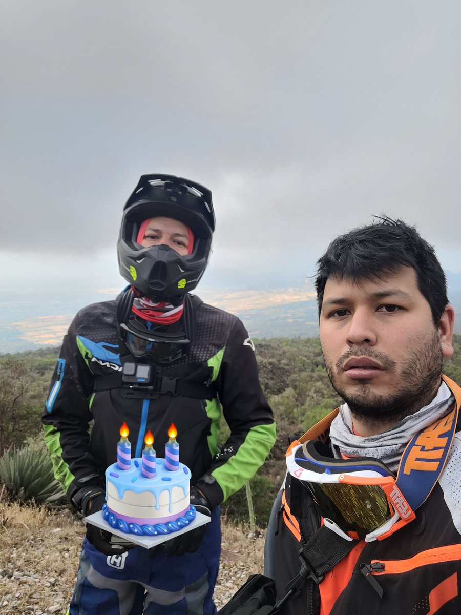 Guaponito's tweet photo. Feliz cumpleaños retrasado al @jaenneb. Subase a la banqueta! https://t.co/M4IzPBtBfL