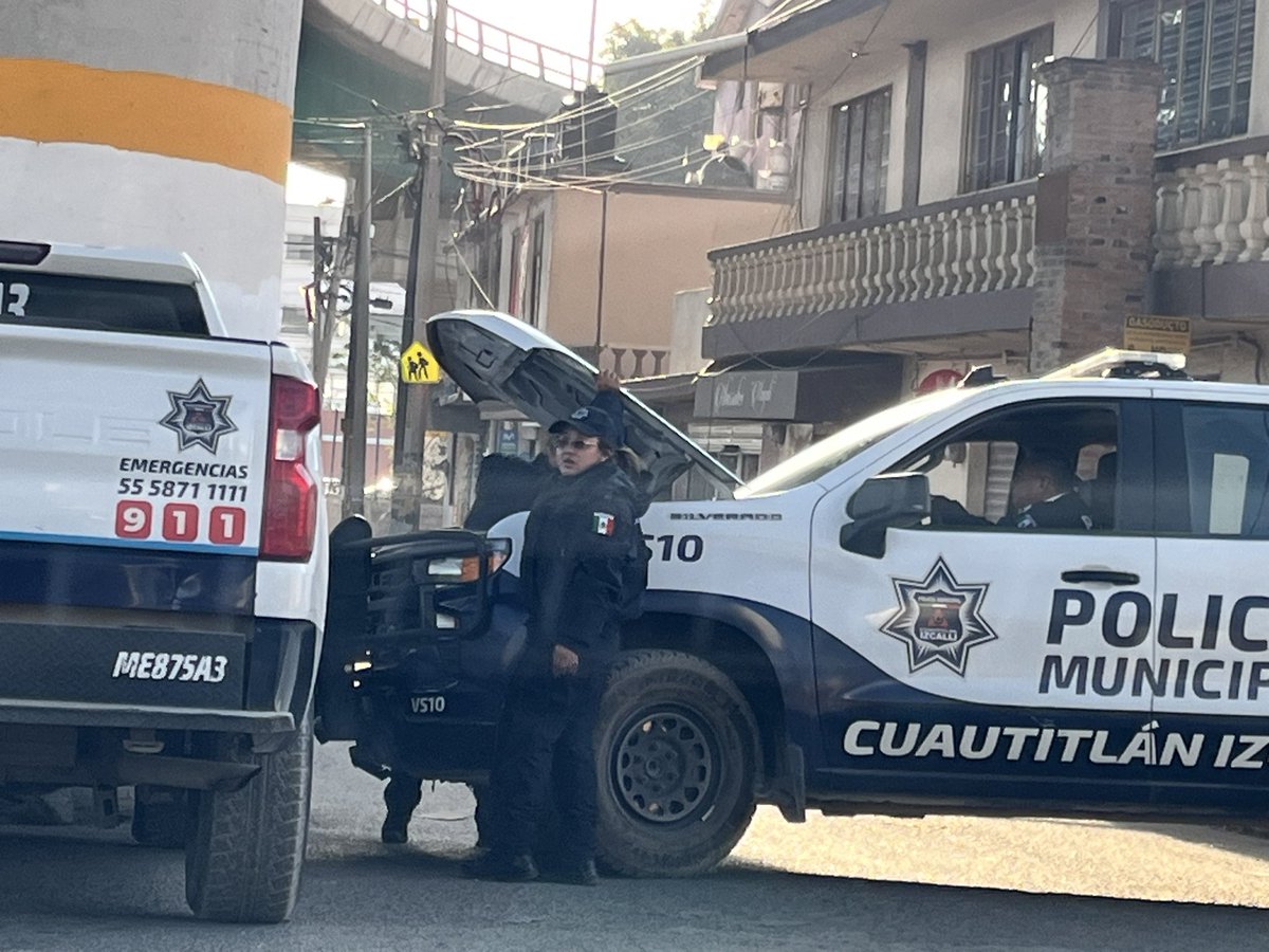 kodomo56's tweet photo. @pizcalli @zonaceroedomex 
Así las autoridades bloqueando el tráfico en la henry ford, por q no tiene batería https://t.co/MNxMoDCmAx