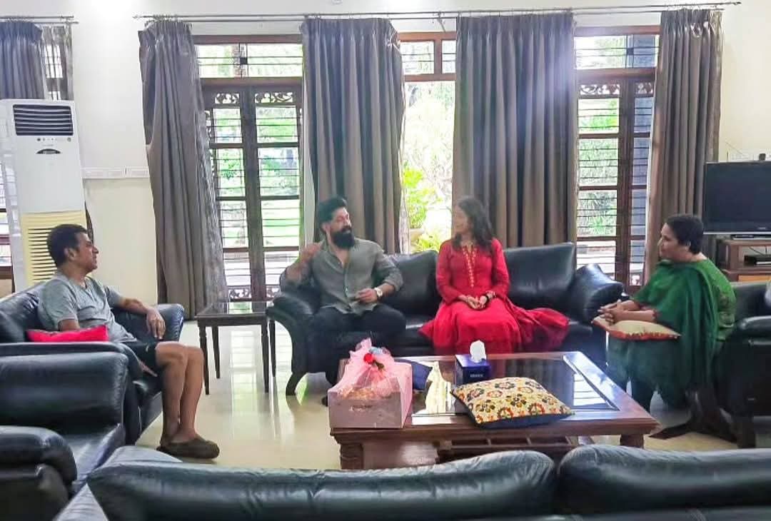 yashFcKodagu's tweet photo. . @TheNameIsYash Boss Met Shivanna ❤️
ಡಾ. ಶಿವರಾಜಕುಮಾರ್ ನಿವಾಸಕ್ಕೆ ಆಗಮಿಸಿ ಅವರ ಯೋಗಕ್ಷೇಮ ವಿಚಾರಿಸಿದ ನಮ್ಮ ಸ್ಯಾಂಡಲ್ವುಡ್ ರಾಕಿಂಗ್ ಜೋಡಿ ರಾಕಿಂಗ್ ಸ್ಟಾರ್ ಯಶ್ ಮತ್ತು ರಾಧಿಕಾ ಪಂಡಿತ್ ದಂಪತಿಗಳು..😍😊
#Yash #yashboss #shivanna #radikapandith #sandalwood
#ToxicTheMovie #YashBOSS https://t.co/AlcKniWDjN