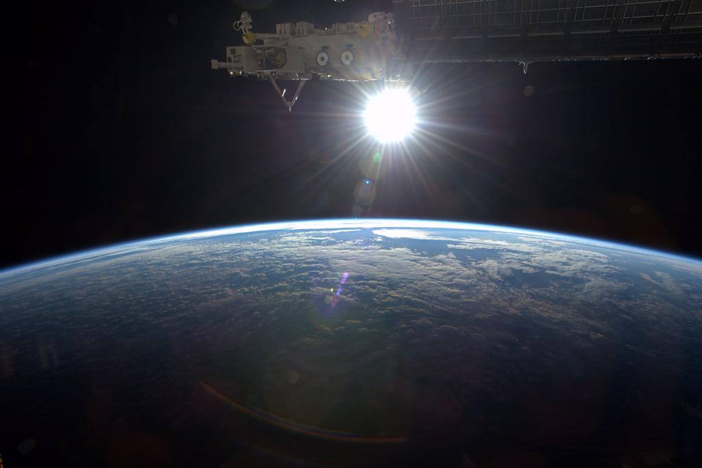 TechNexusFacts's tweet image. The Sun only looks yellow because of Earth’s atmosphere. In space, it appears pure white! 🌞⚪