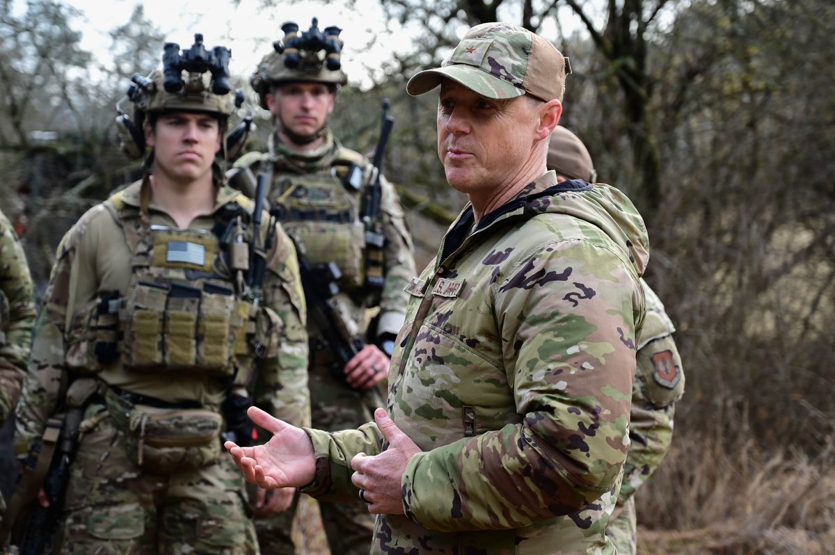 US_EUCOM's tweet image. U.S. Air Force Brig. Gen. Tad Clark, 31st Fighter Wing commander, visits with 57th Rescue Squadron during Exercise Fighting Wyvern in Slovenia, highlighting Aviano’s role in deterrence and alliance commitment. #dynamicsecurityenvironment #alliancecohesion #agility