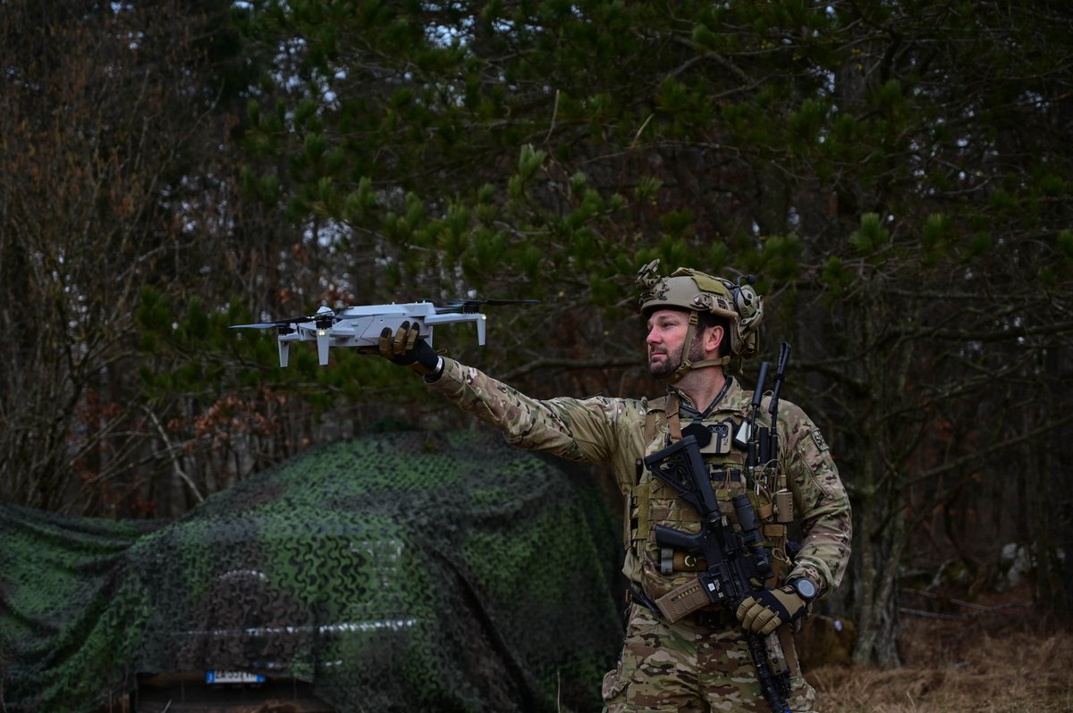 US_EUCOM's tweet image. U.S. Air Force Brig. Gen. Tad Clark, 31st Fighter Wing commander, visits with 57th Rescue Squadron during Exercise Fighting Wyvern in Slovenia, highlighting Aviano’s role in deterrence and alliance commitment. #dynamicsecurityenvironment #alliancecohesion #agility