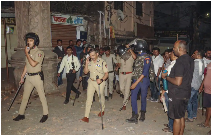 nagpurtoday1's tweet photo. Nagpurians recall mob horror, share how Nagpur violence unfolded https://t.co/vnUUGXna3w
#NagpurViolence #MobHorror #NagpurNews #FirsthandAccounts https://t.co/w0IJmu1ZFc
