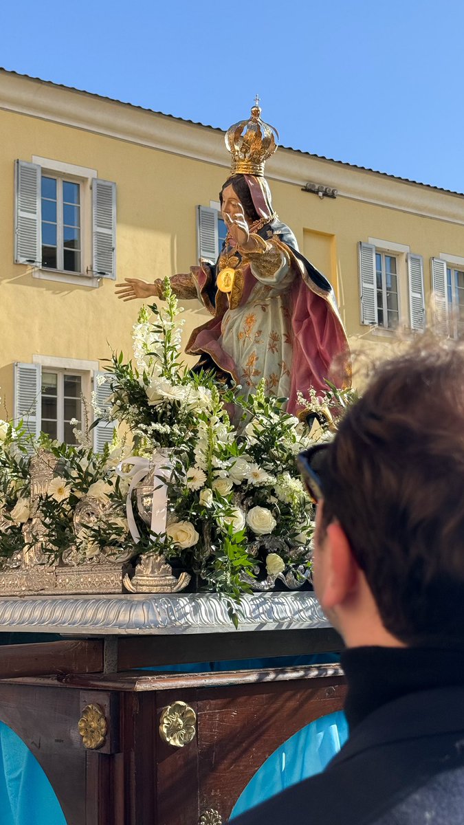 LsLuciani's tweet photo. Depuis plus de 4 siècles, elle veille sur #Ajaccio et la #Corse.

Dans les joies, dans les épreuves de nos vies et pour affronter les défis notre existence, ô Marie, Mère de Miséricorde, priez pour nous.

#Madunnuccia https://t.co/W0FVv9rZHv