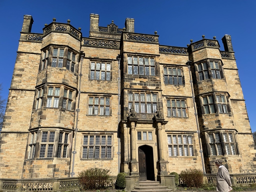 HLLancashire's tweet image. 🎭"But, soft! what light through yonder window breaks? It is the east, and Juliet is the sun."
Well the sun certainly came out for day 2 of our Shakespeare #HLLSpecialEvent #GawthorpeHall @LancsMuseums. What a glorious day!