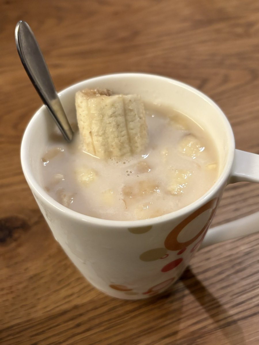 hiroiumi3's tweet photo. 仕事ばかりで作り置きくらいしかできない日々の中、付き合いもあるけど同僚とたまに楽しく飲んで帰って、子どもが作ってくれたバナナジュース飲ませていただけるなんてとんでもなく恵まれてる https://t.co/JYiQwKR1GN
