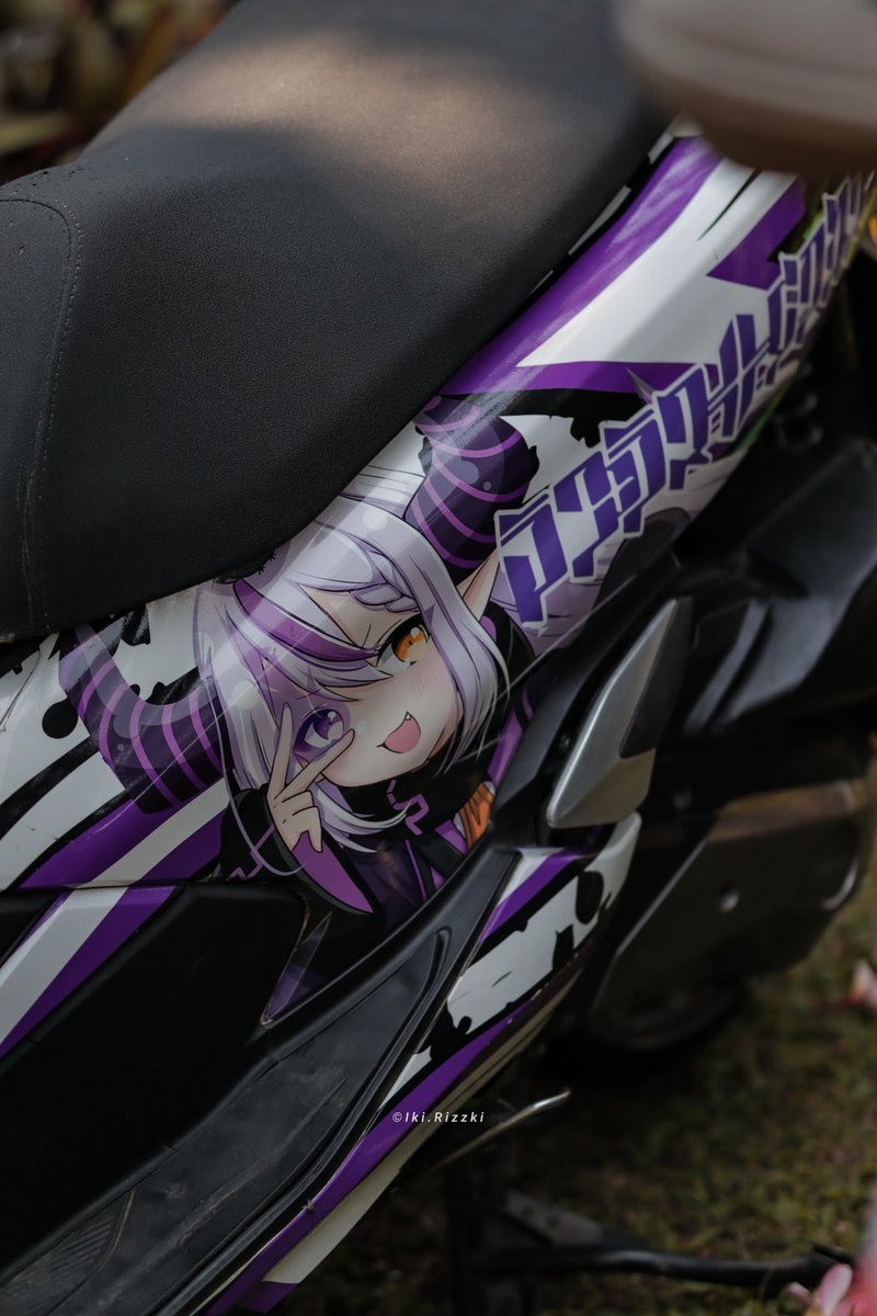 Mizan563's tweet photo. やっと痛バイクした！
ラプバイクだ🏍️🛸💜
#itasha #痛車 #laplus_great #hololive #ホロライブ https://t.co/kalHVM3RdO
