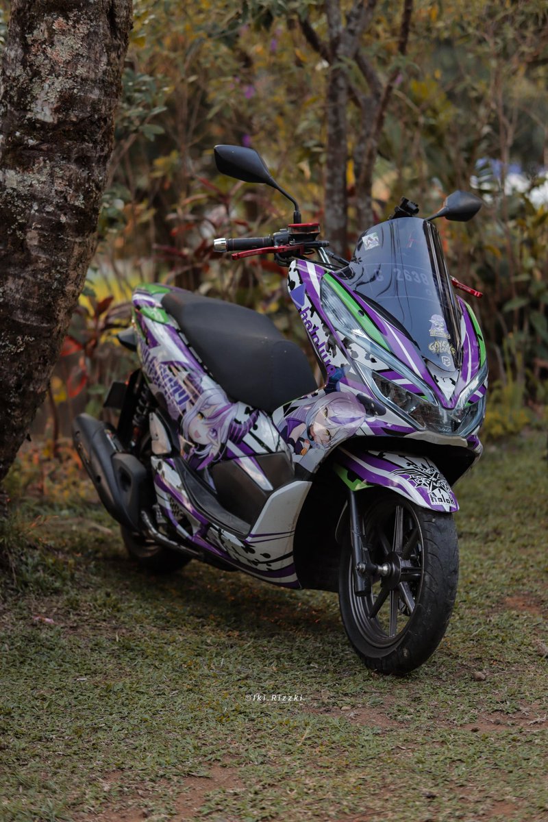 Mizan563's tweet photo. やっと痛バイクした！
ラプバイクだ🏍️🛸💜
#itasha #痛車 #laplus_great #hololive #ホロライブ https://t.co/kalHVM3RdO